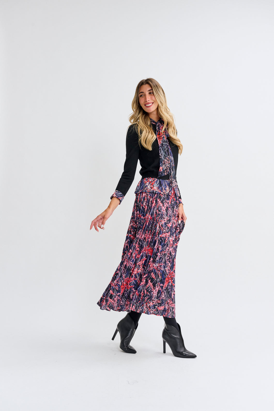 MW BLK Knit Top w Placket and Tie Neck 334367