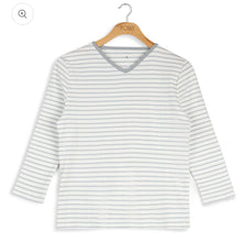 Load image into Gallery viewer, Point Stripe 3/4 Sleeve V-Neck

